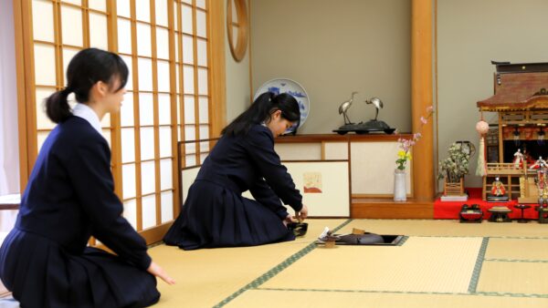 百年続く「御殿飾り」と「雛祭り茶会」